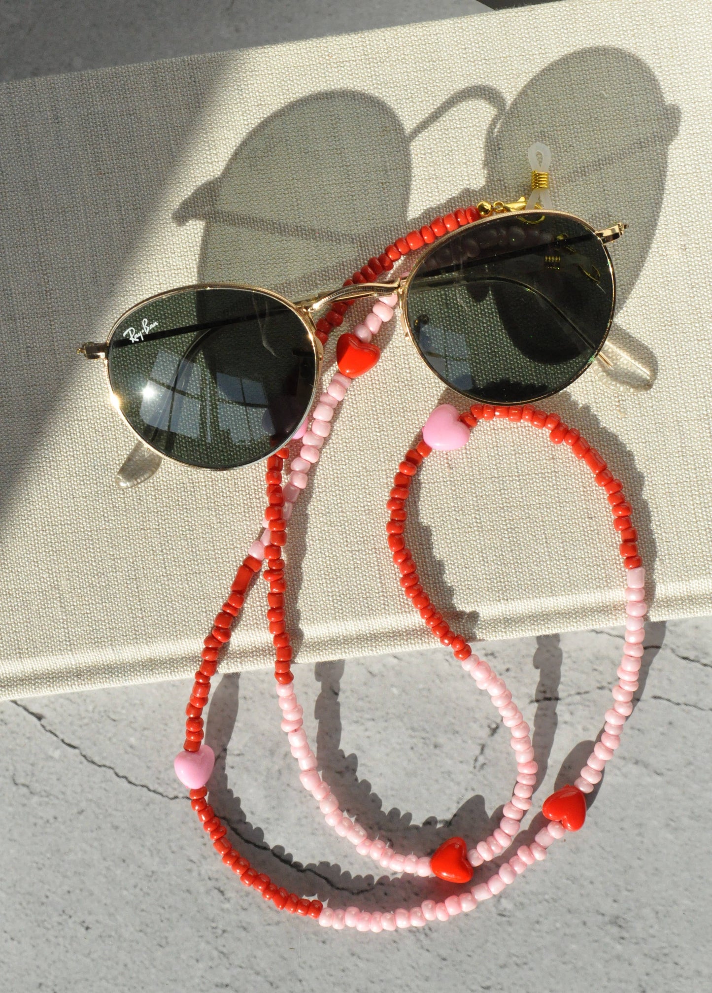 Hearts Red & Pink  Glass Seed Beads Glasses Holder: Gold plated clasps