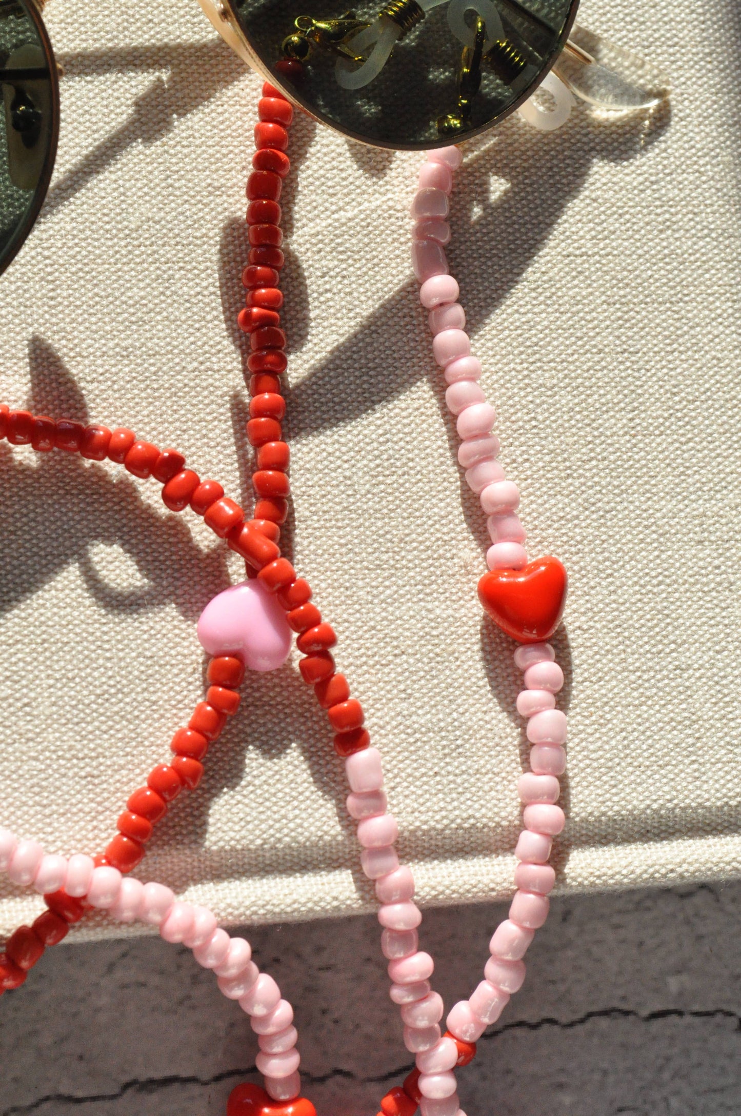 Hearts Red & Pink  Glass Seed Beads Glasses Holder: Gold plated clasps