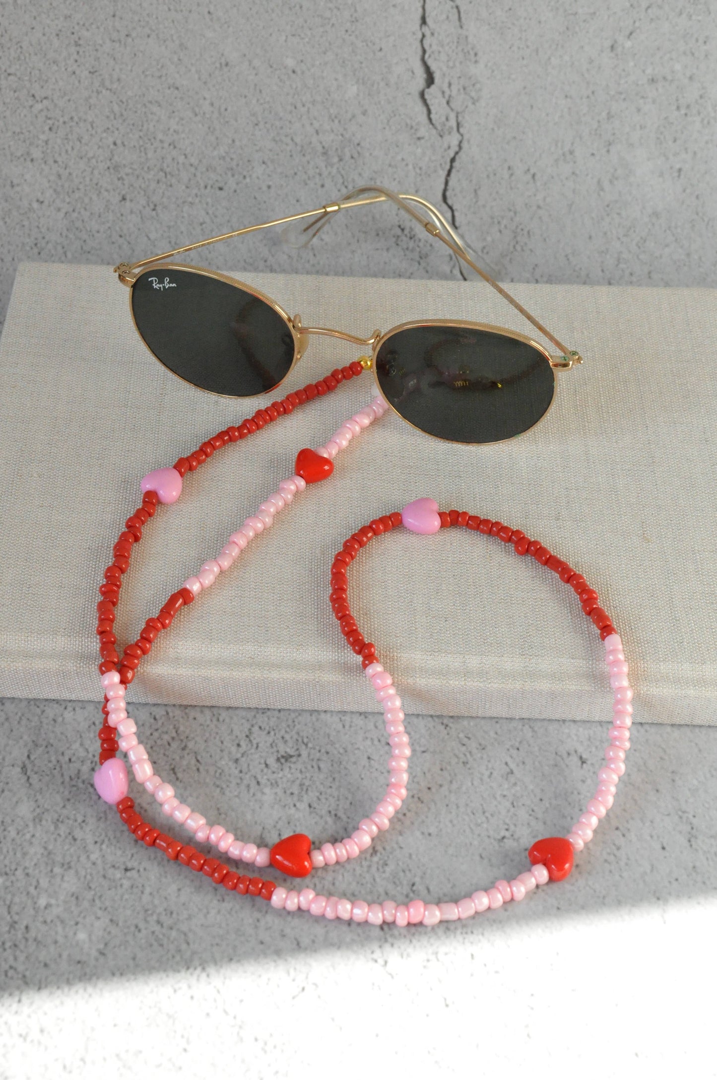 Hearts Red & Pink  Glass Seed Beads Glasses Holder: Gold plated clasps